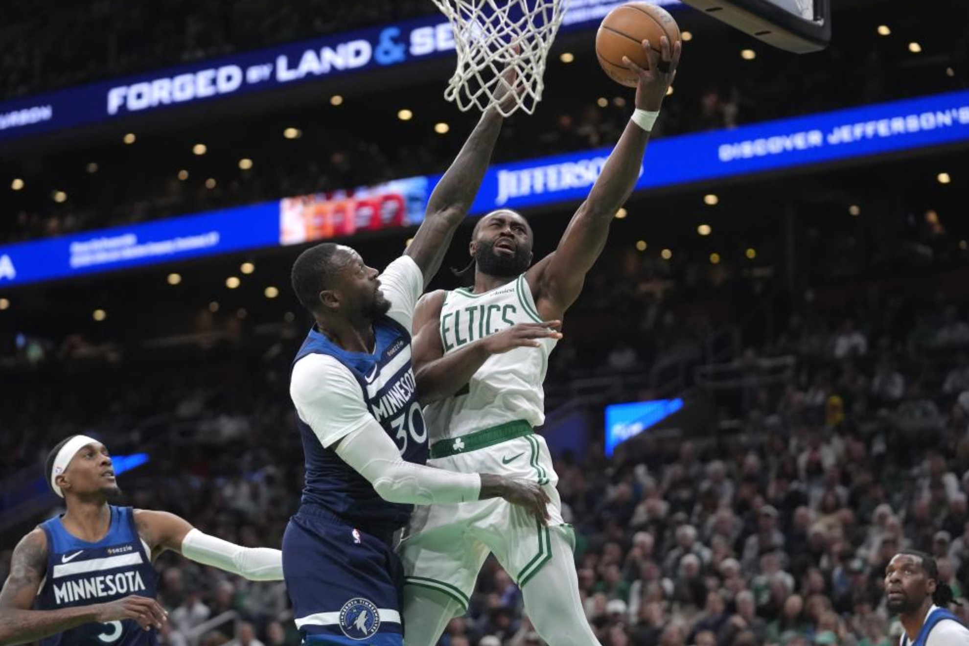 Jaylen Brown entra a canasta ante la defensa de Juliius Randle.