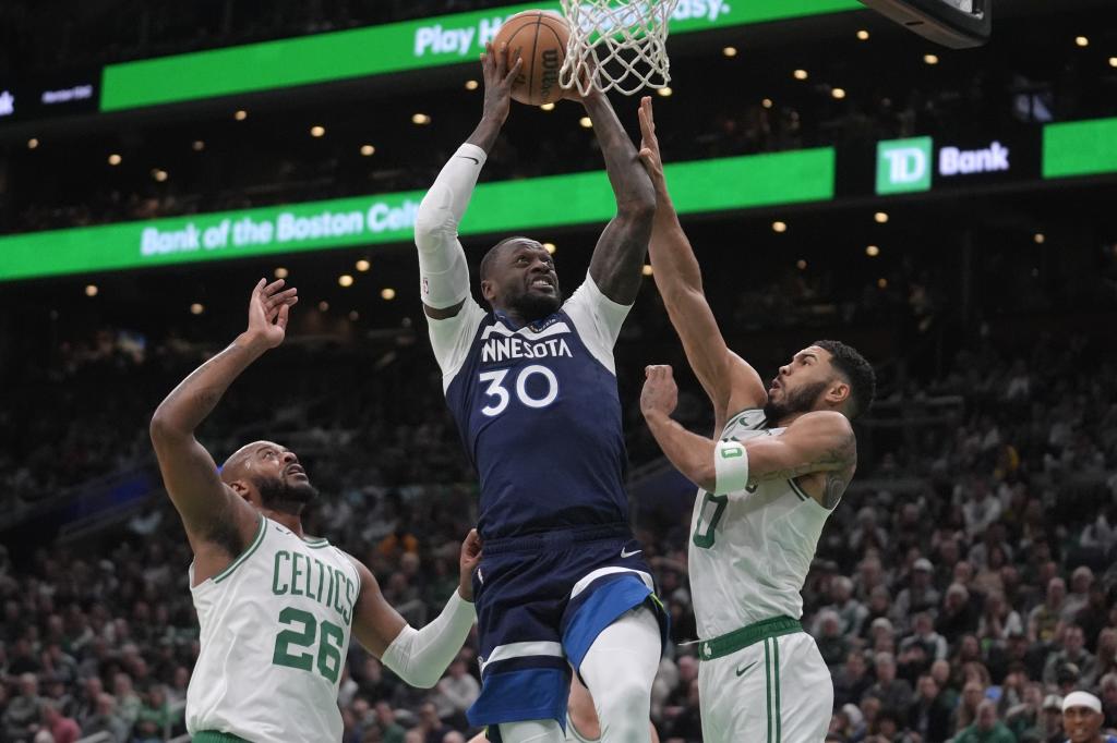 Julius Randle lanza ante Xavier Tillman y Jayson Tatum.