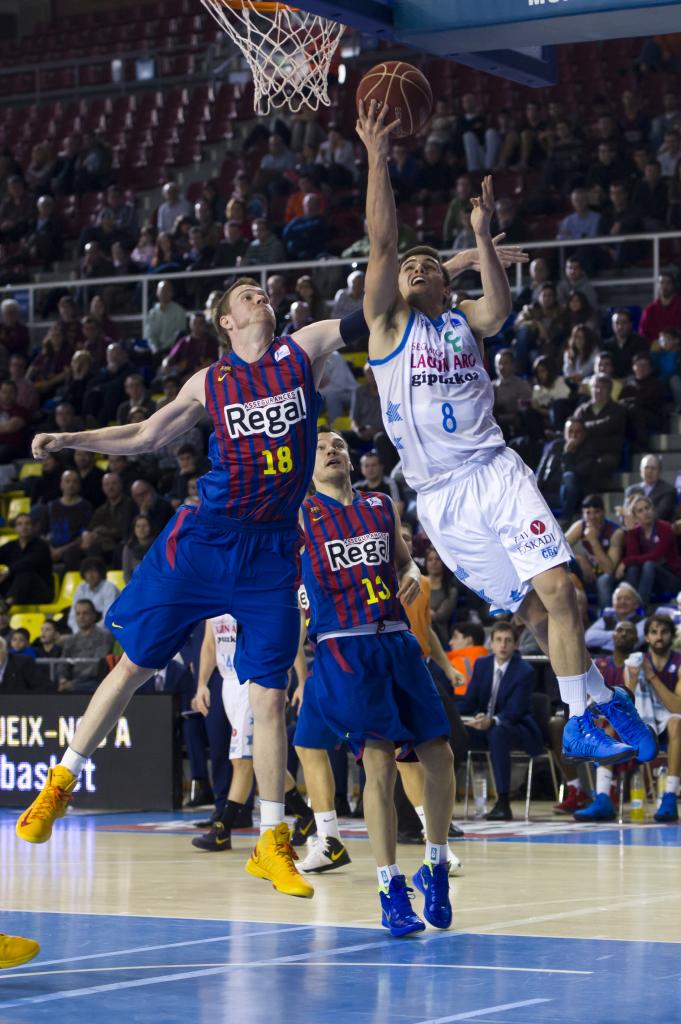 Raulzinho Neto entra a canasta en un partido del Gipuzkoa en el Palau.