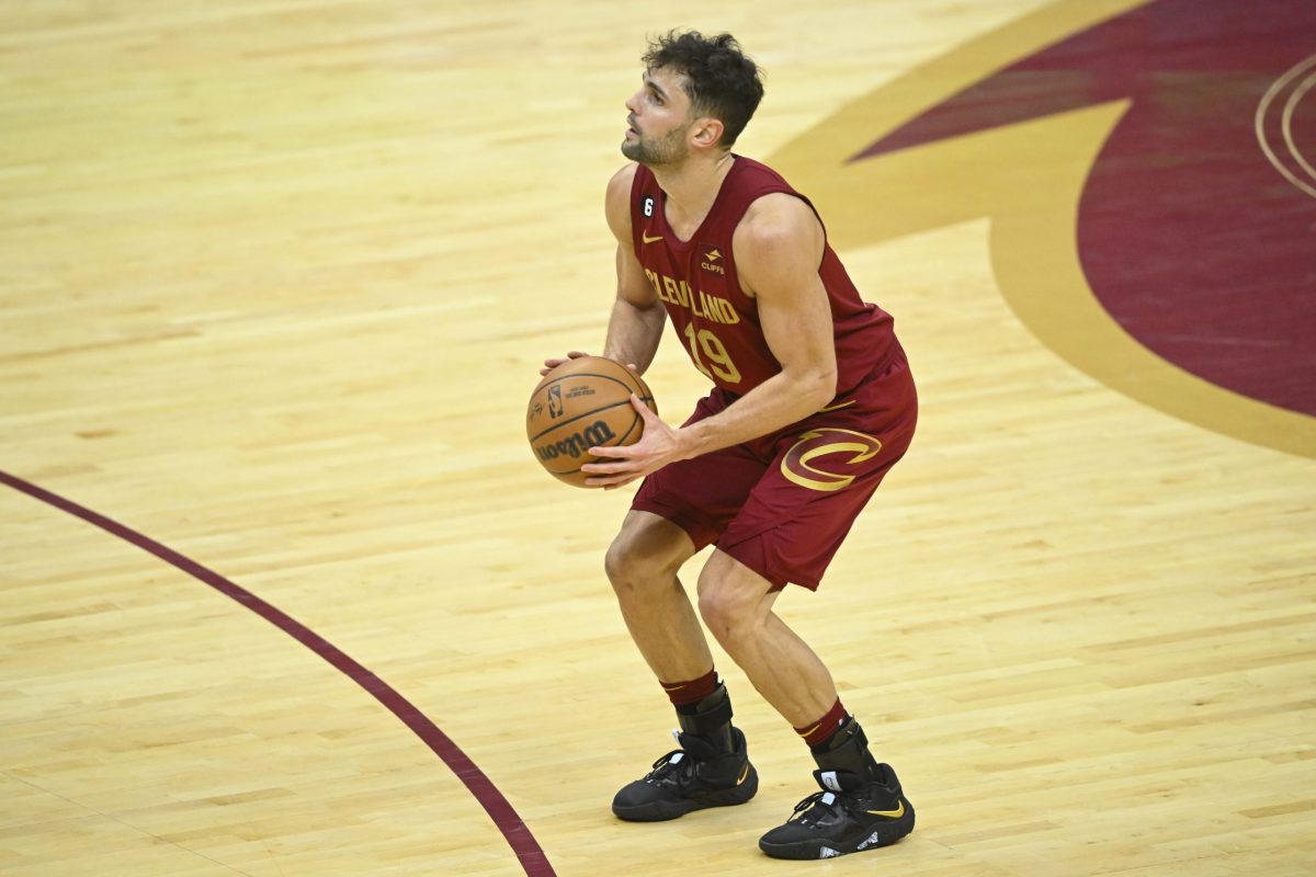 Raulzinho Neto se dispone a lanzar un triple en un partido de los Cavaliers.