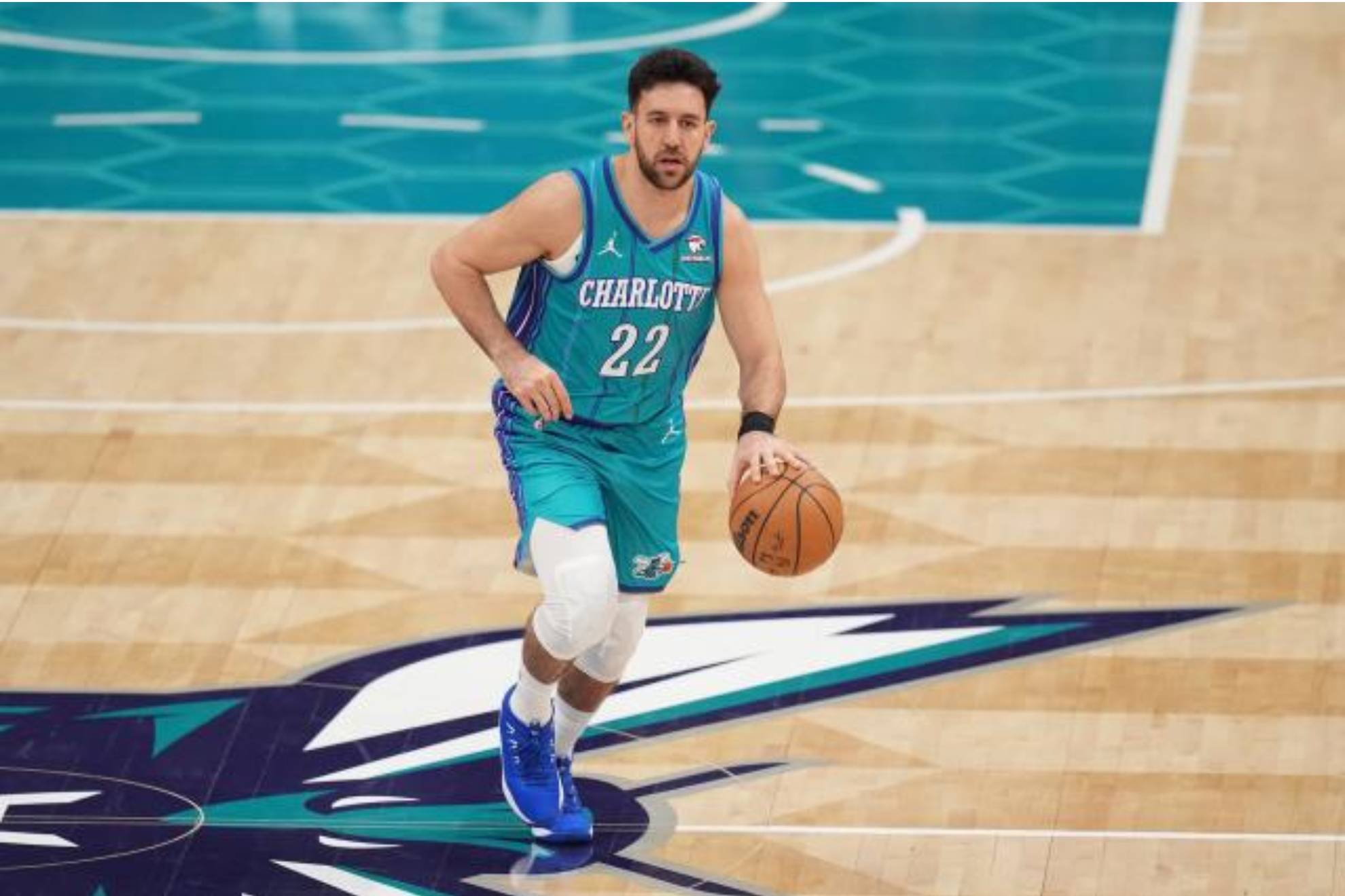 Vasilije MICIC grimpe le ballon dans une attaque des Hornets.