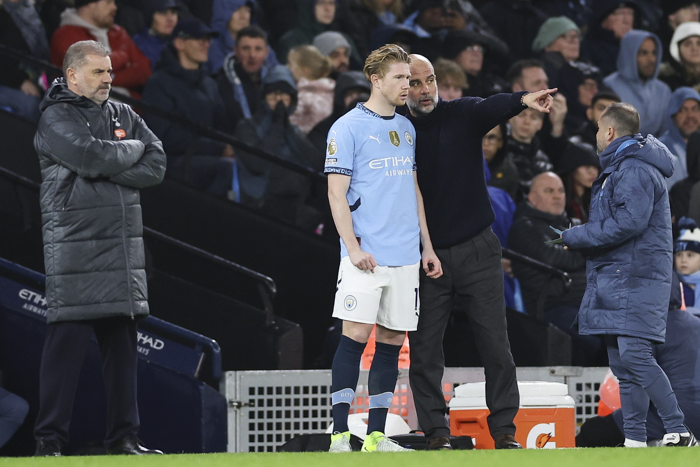 Guardiola gives instructions to De Bruyne.