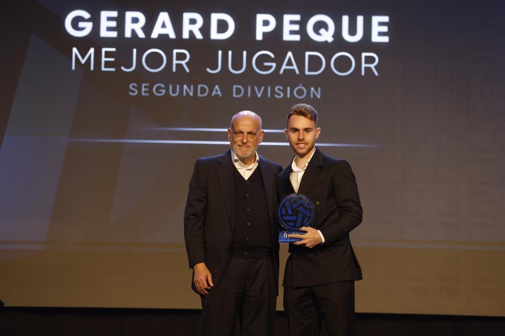 Javier Tebas entrega su premio al Peque.