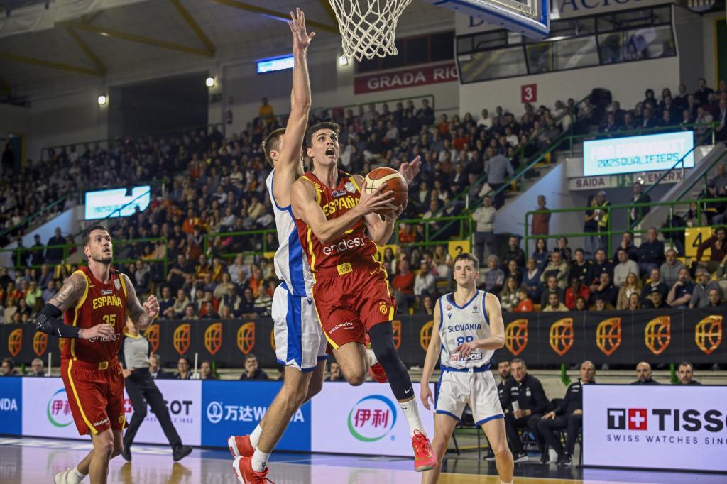 Alocén is preparing to score a basket past the rim.