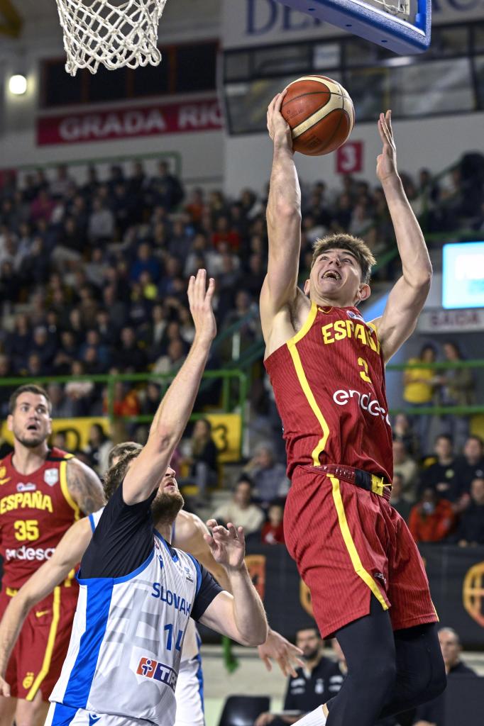 De Larrea enters the basket.