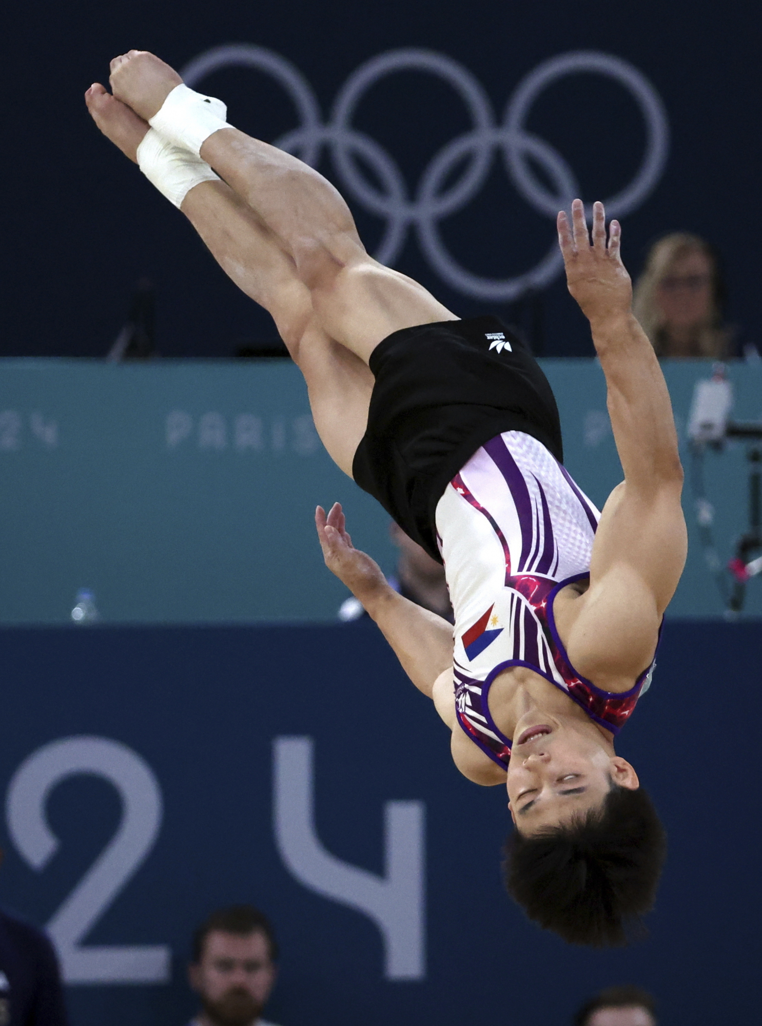 Carlos Yulo, en un ejercicio durante la prueba de suelo.