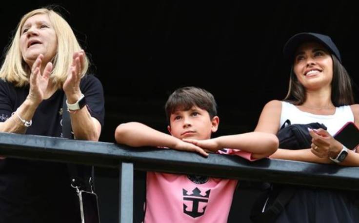 Antonela Rocuzzo junto a su hijo Mateo en el partido de Inter Miami U12 vs. Newell's U12