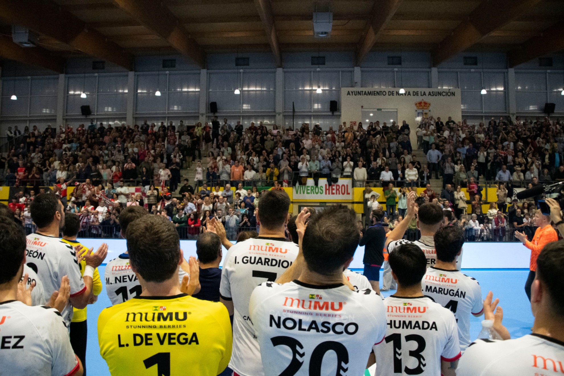 Los jugadores del Nava aplauden a su afición.