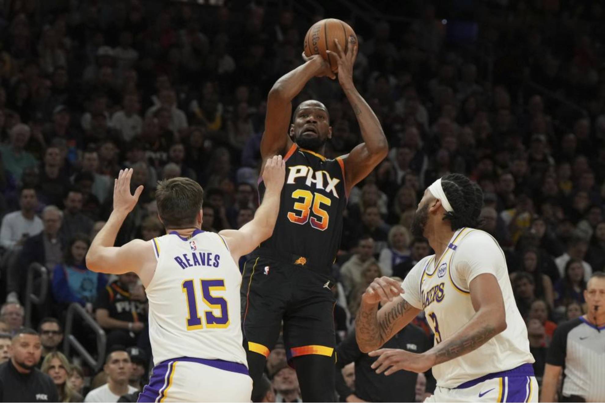 Kevin Durant lanza ante Austin Reaves y Anthony Davis.