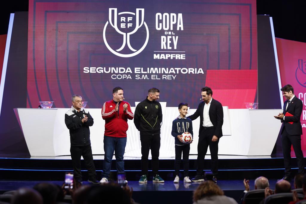 LAS ROZAS (MADRID), 27/11/2024.- Vicente Rodríguez (d), exfutbolista del Valencia y actual embajador institucional, junto a Domingo Rodríguez (i), entrenador del Juventud Chiva, Eric Toledo (c), defensa del Unió Benetússer Favara, y Bernardo José Dolz (2i), tesorero del CF Algemesí, al término del sorteo para determinar los emparejamientos de la segunda ronda de la Copa del Rey celebrado este miércoles en la Ciudad de Fútbol de Las Rozas (Madrid). EFE/ Rodrigo Jiménez