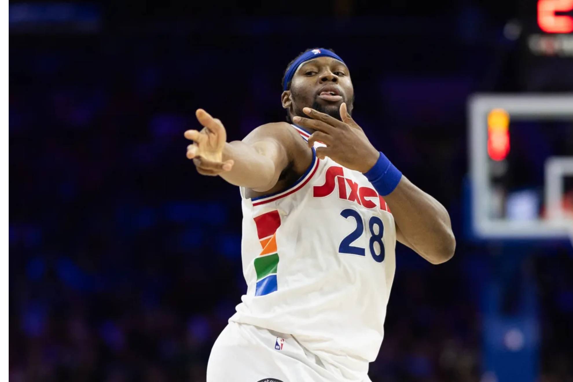 Guerschon Yabusele celebra una canasta de los Sixers.