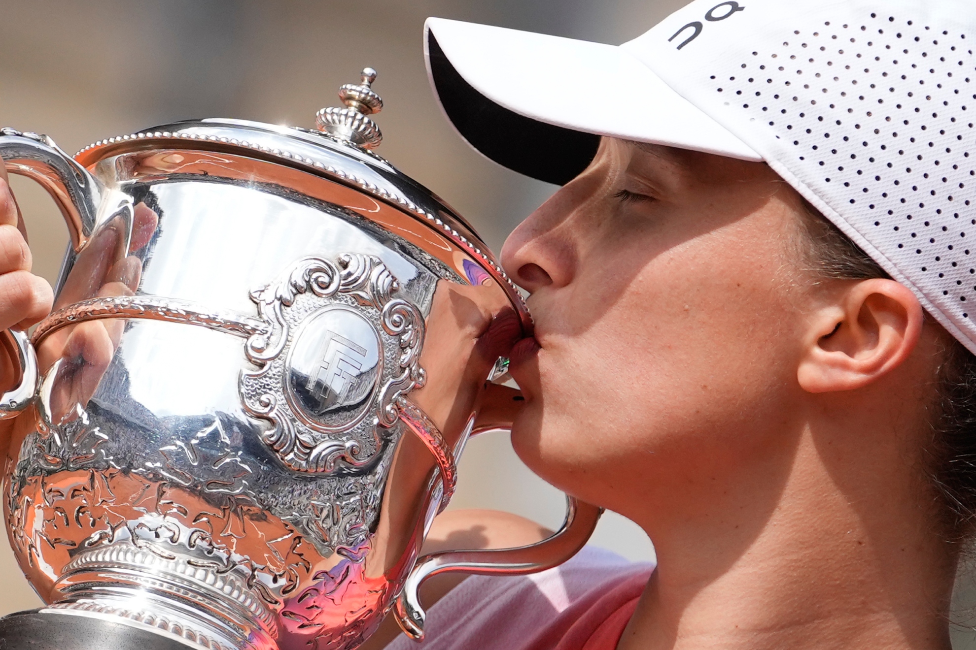 Swiatek besa el trofeo tras ganar Roland Garros.