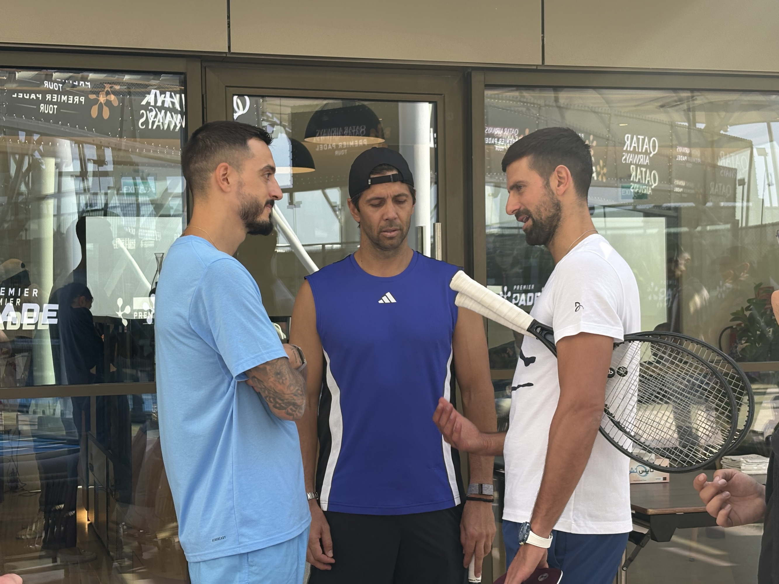 Djokovic charla con Joselu y Verdasco.