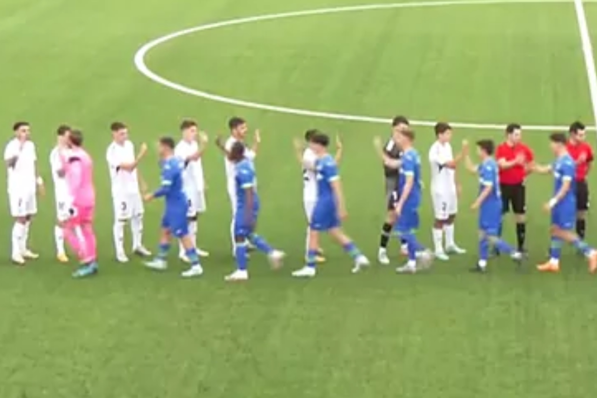 Asencio, el cuarto en la fila de jugadores de blanco en el saludo previo al RSC-Getafe de la promoción de ascenso a Segunda RFEF.