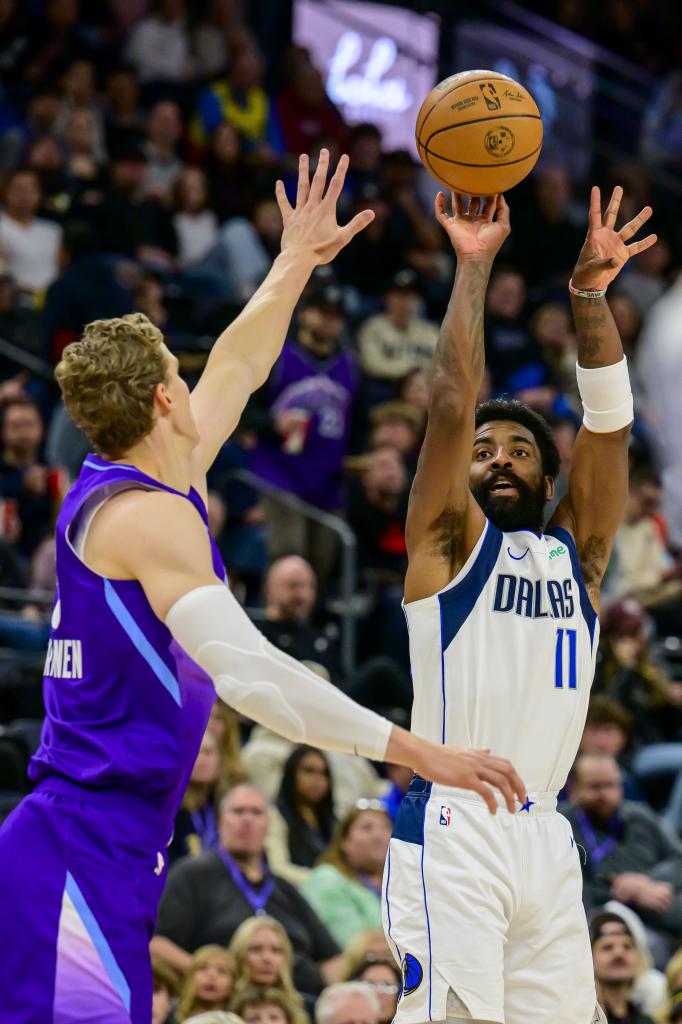 O armador do Dallas Mavericks, Kyrie Irving (11), atira sobre o atacante do Utah Jazz Lauri Markkanen (à esquerda) durante o primeiro tempo de um jogo de basquete da NBA no sábado, 30 de novembro de 2024, em Salt Lake City. (Foto AP/Tyler Tate)