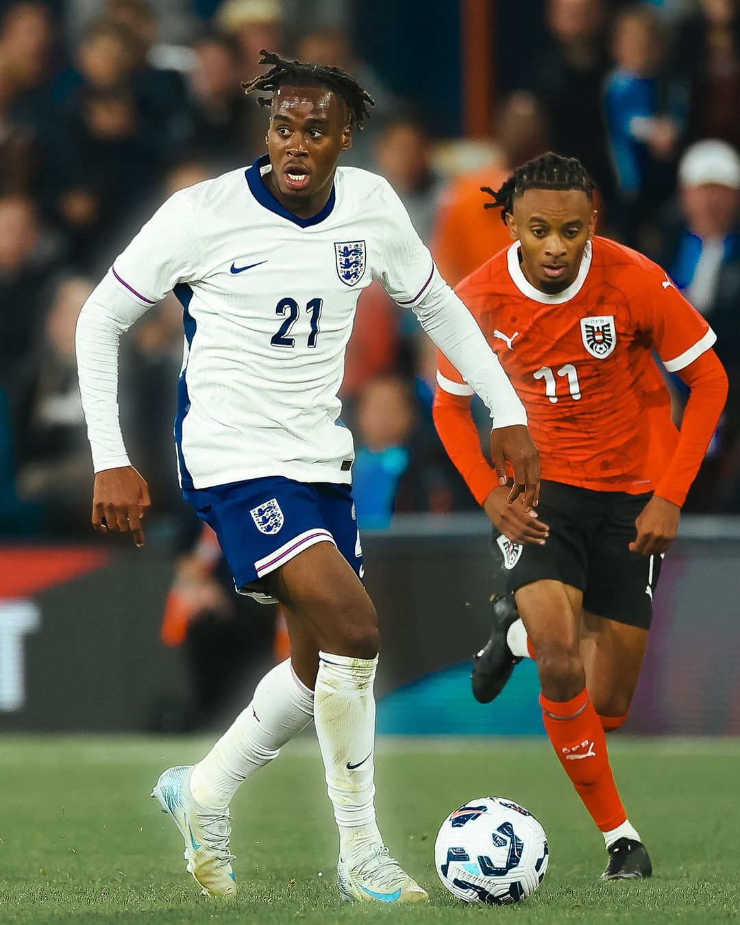 Jamie Gittens con la selección sub21 de Inglaterra