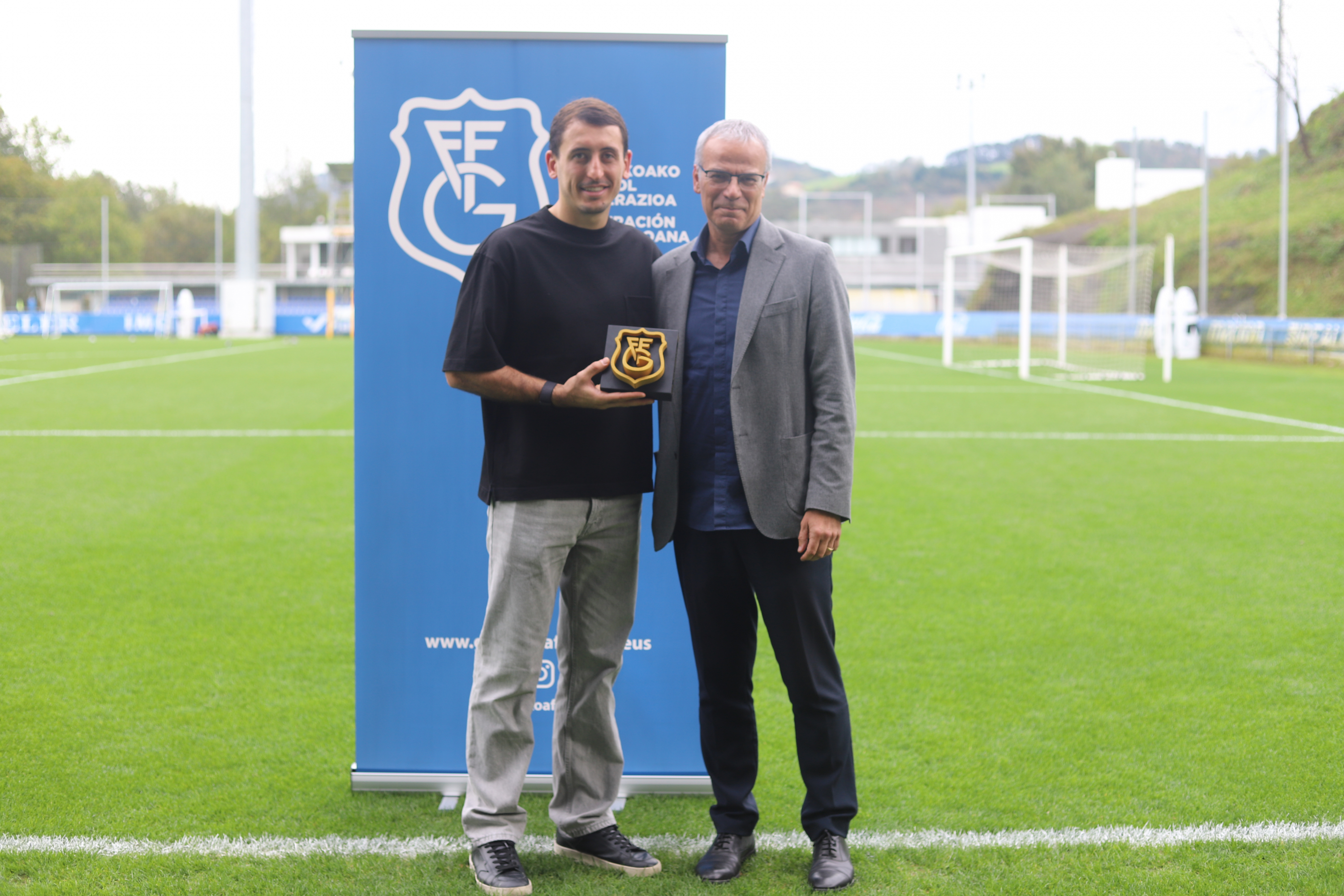 Manu Díaz con Oyarzabal durante un homenaje a los internacionales tras la Eurocopa