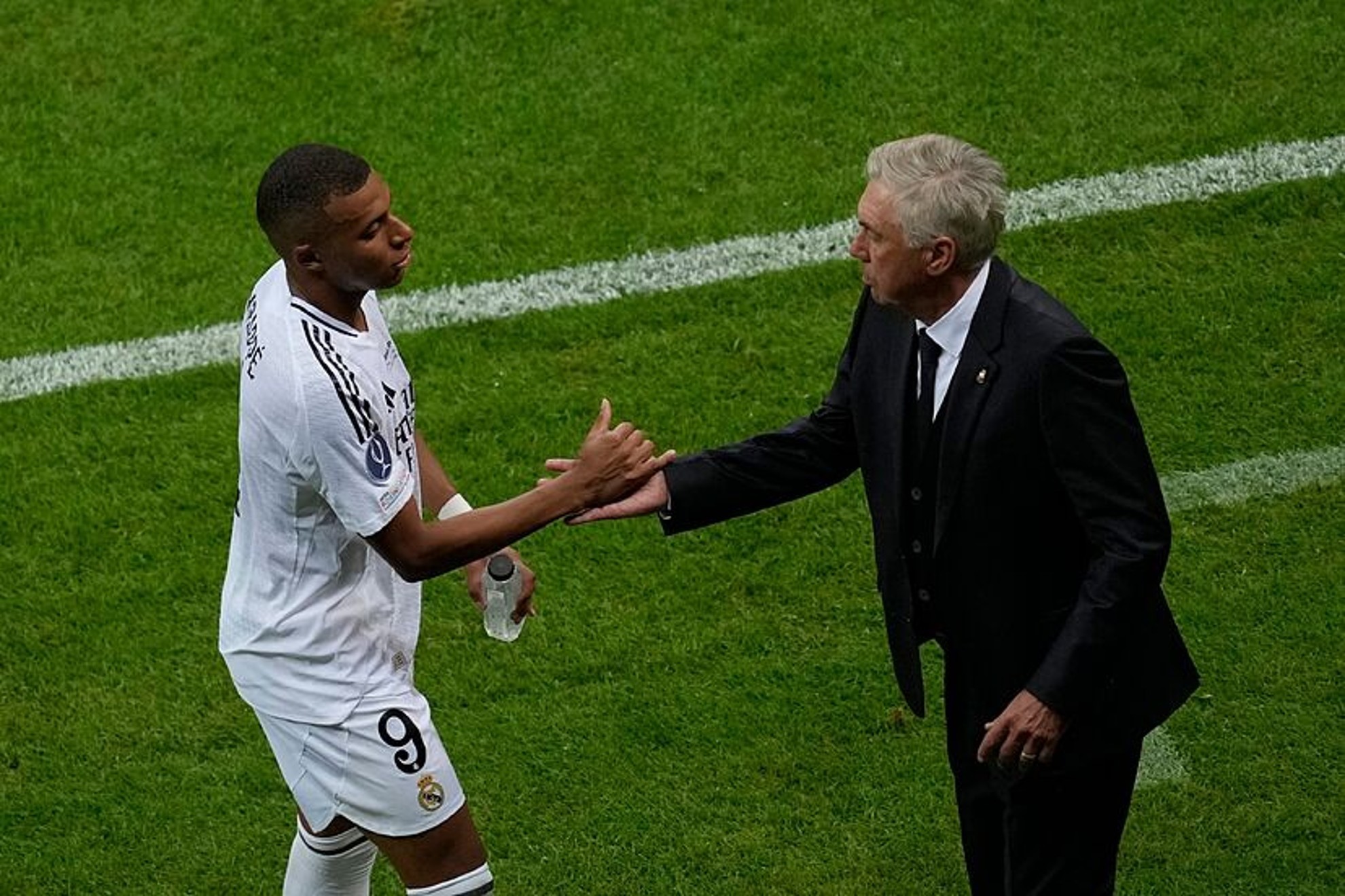 Mbappé y Ancelotti se saludan en la Supercopa de Europa.
