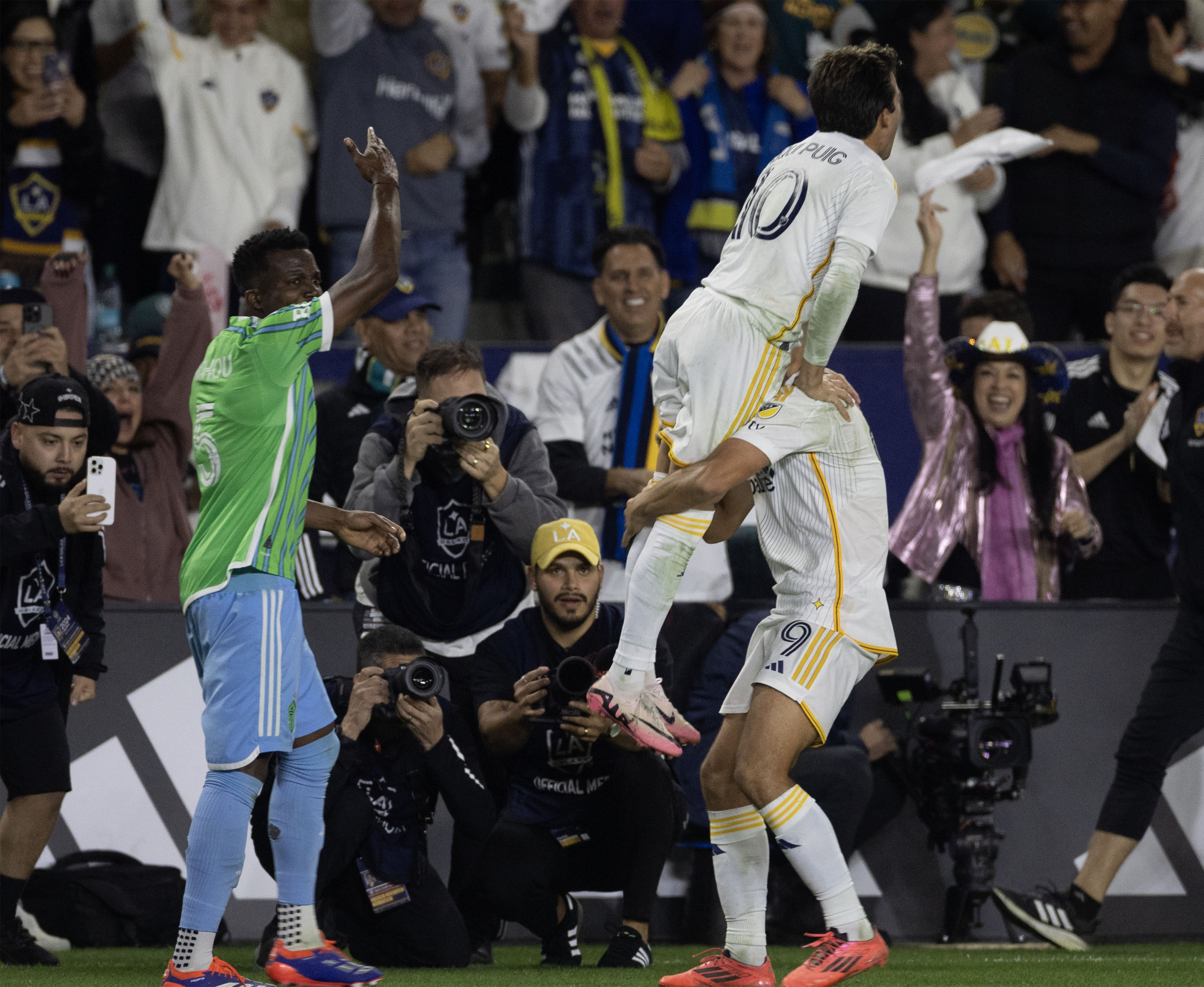 Riqui Puig jugó más de 30 minutos con el ligamento cruzado roto en el Galaxy 1-0 Sounders