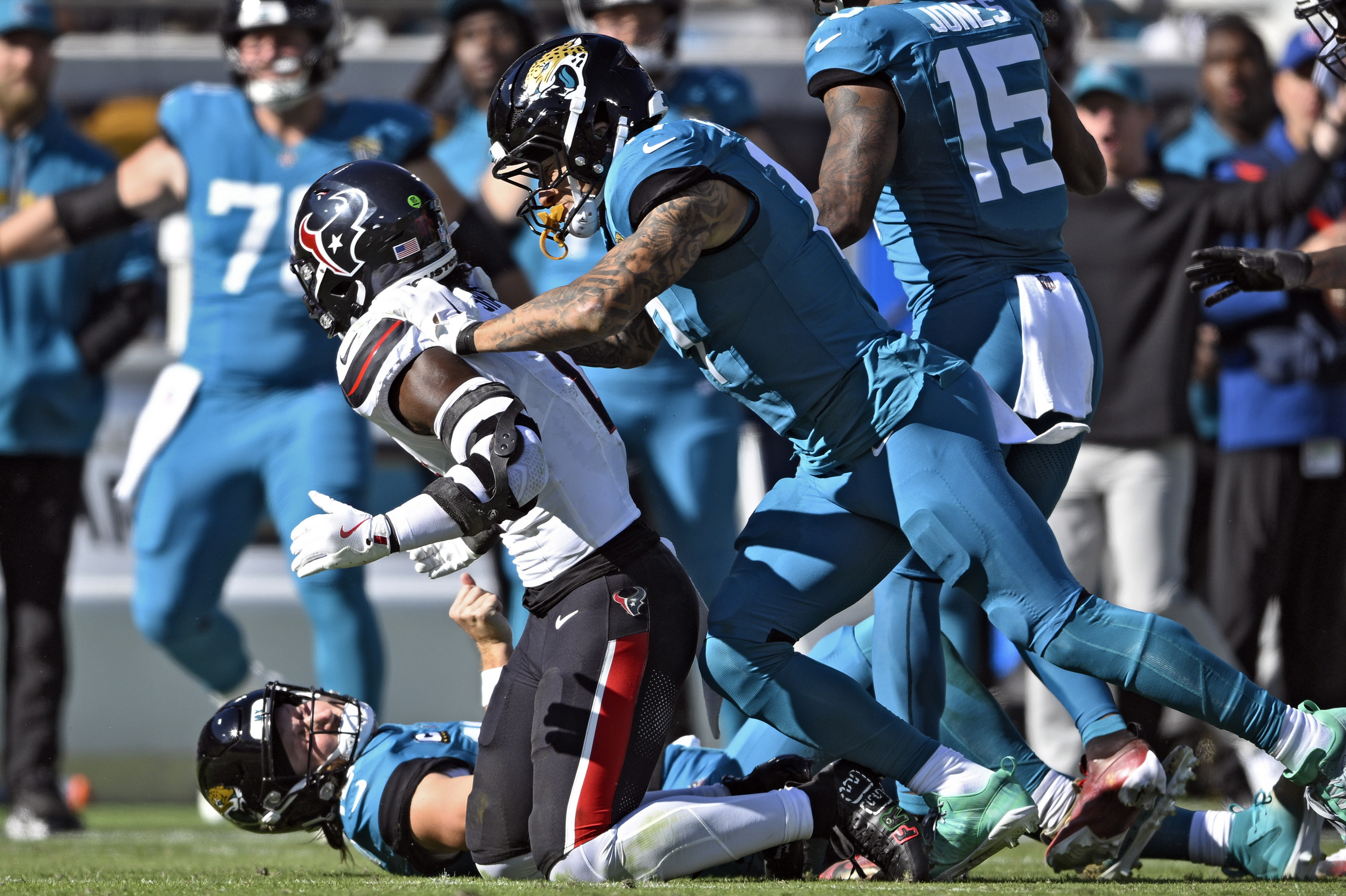 Azeez Al-Shaair le provocó una conmoción cerebral a Trevor Lawrence con un golpe ilegal durante el partido que los Texans ganaro 20-23 a los Jaguars