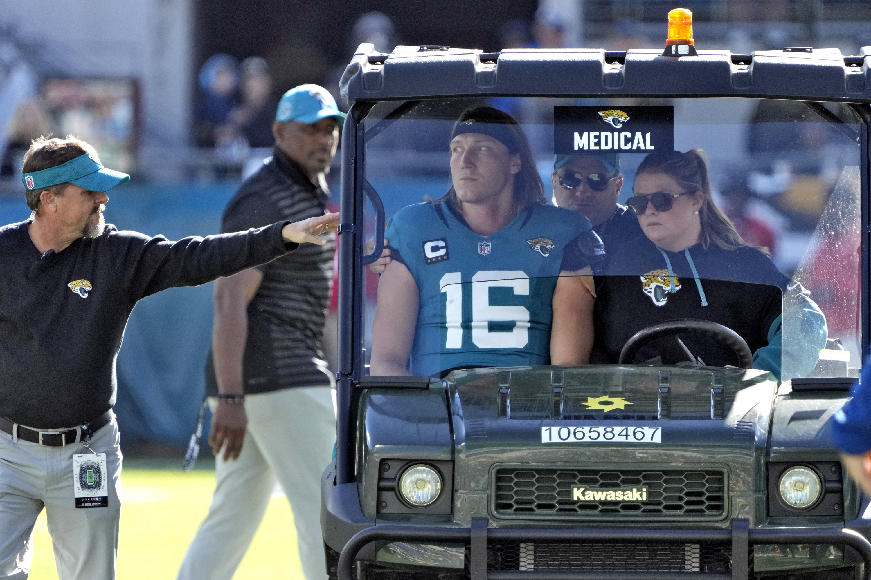 Azeez Al-Shaair le provocó una conmoción cerebral a Trevor Lawrence con un golpe ilegal durante el partido que los Texans ganaro 20-23 a los Jaguars