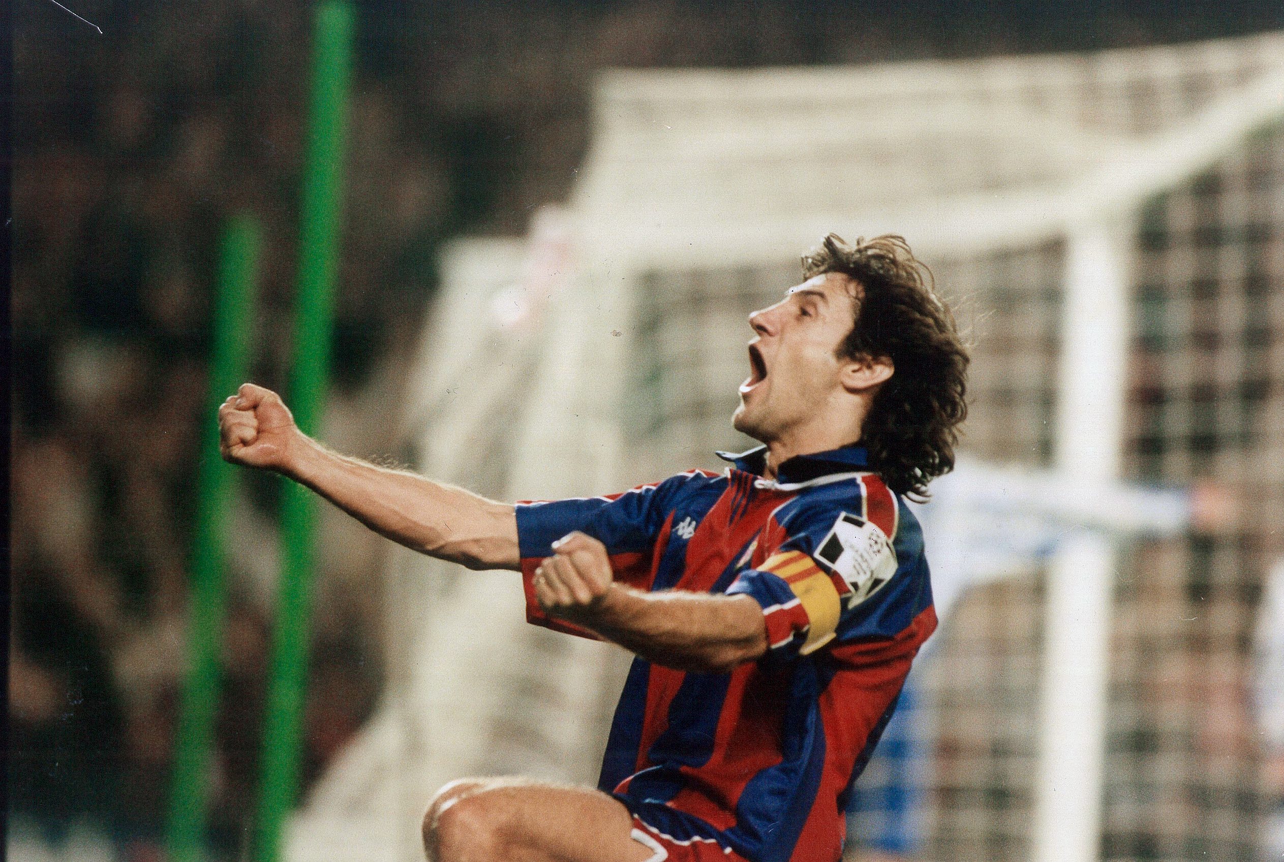 José Mari Bakero celebrando un gol con el F.C. Barcelona en 1995