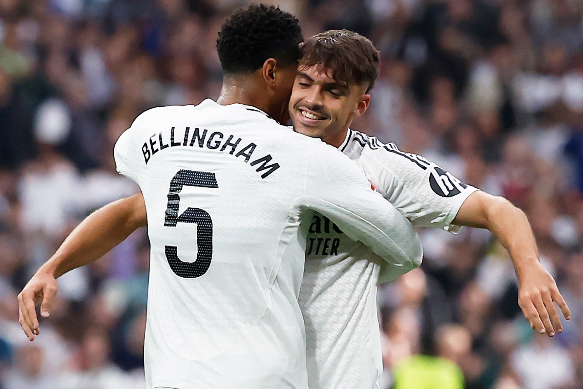 Asencio, hugged by Bellingham on the day of his debut with Real Madrid.