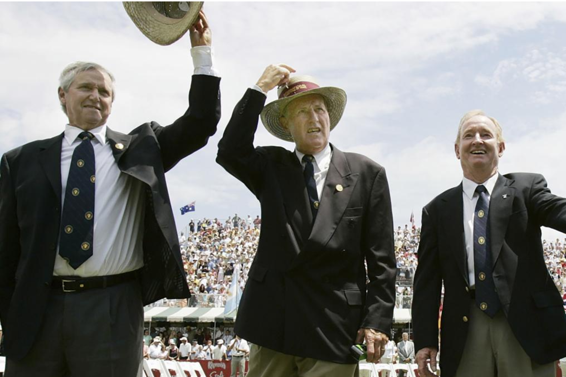 Las leyendas del tenis australiano y miembros del Salón de la Fama, desde la izquierda, Roy Emerson, Neale Fraser y Rod Laver,<br>
