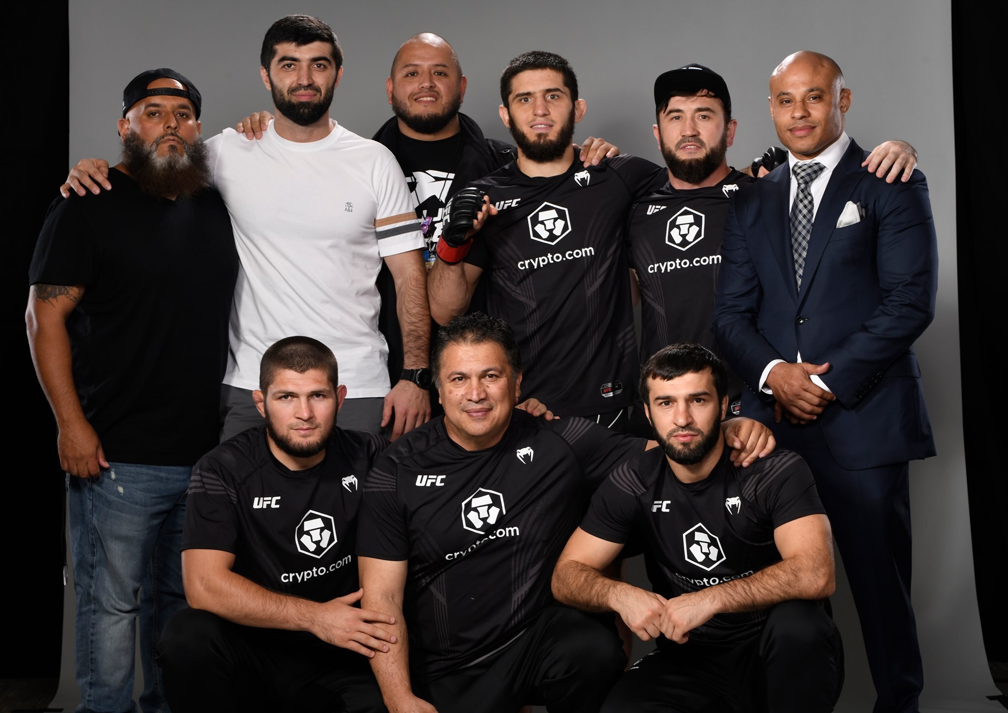 Islam Makhachev, junto a su equipo.