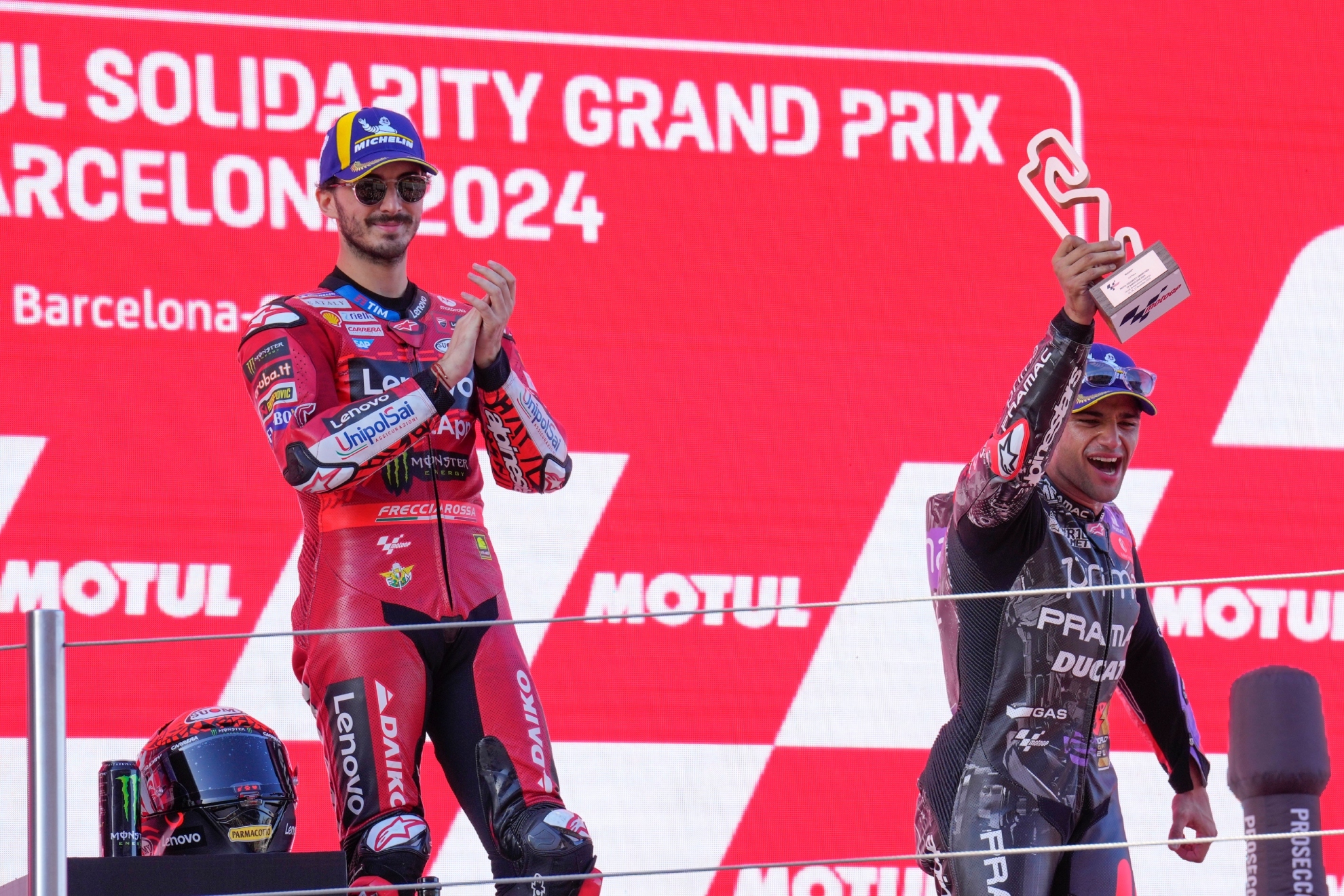 Pecco Bagnaia aplaude a Jorge Martín en el podio del GP de Barcelona