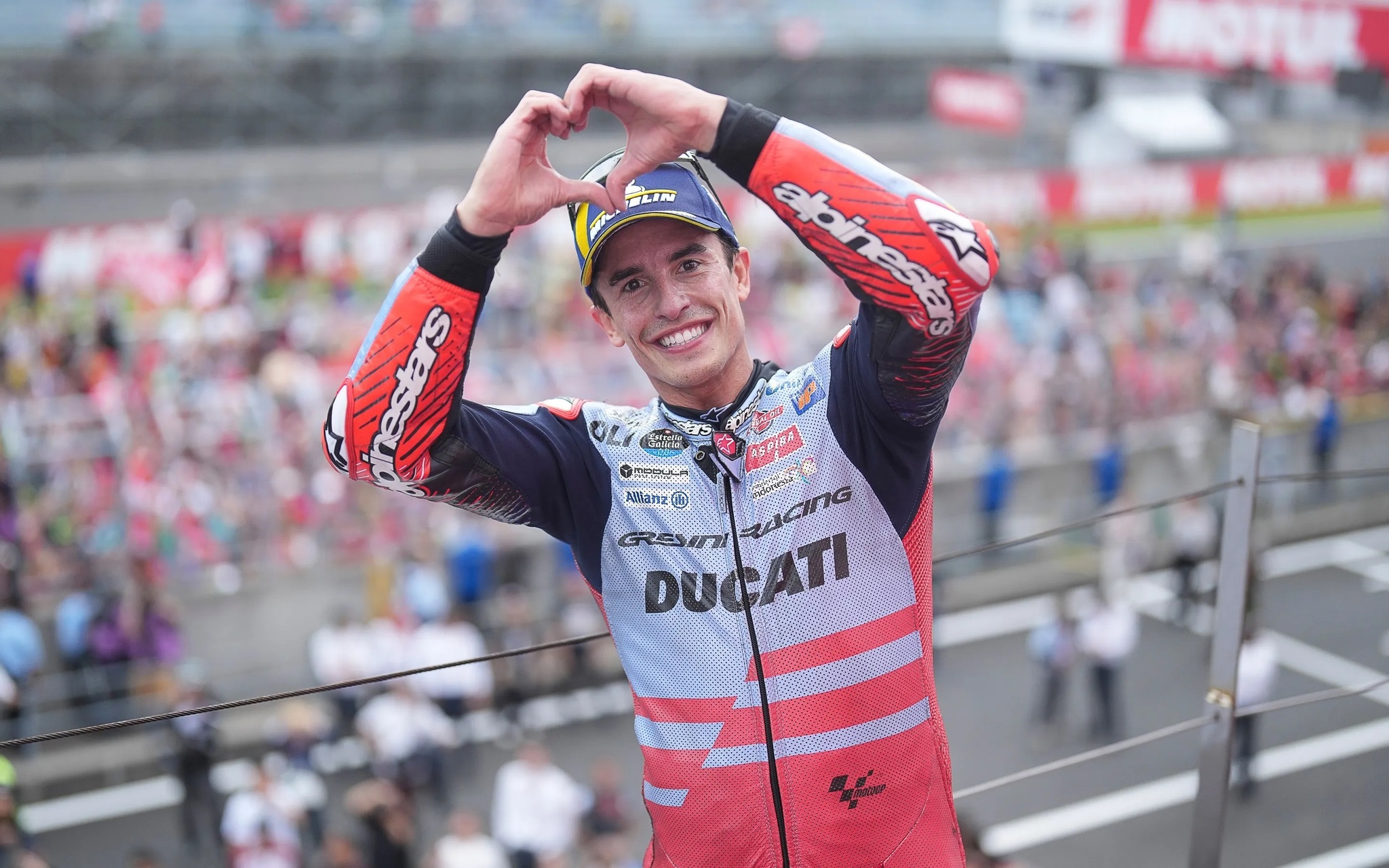 Marc Márquez celebrando en el podio de Japón