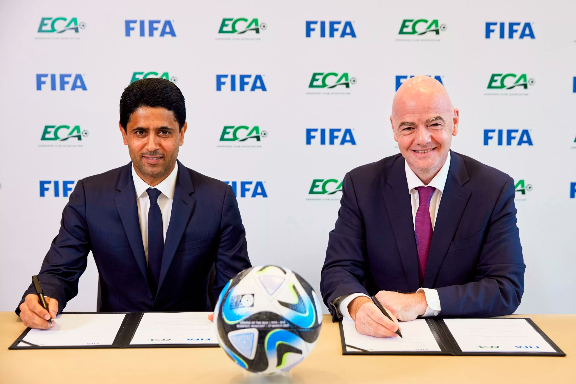 Al Khelaifi y Gianni Infantino en la firma de un acuerdo