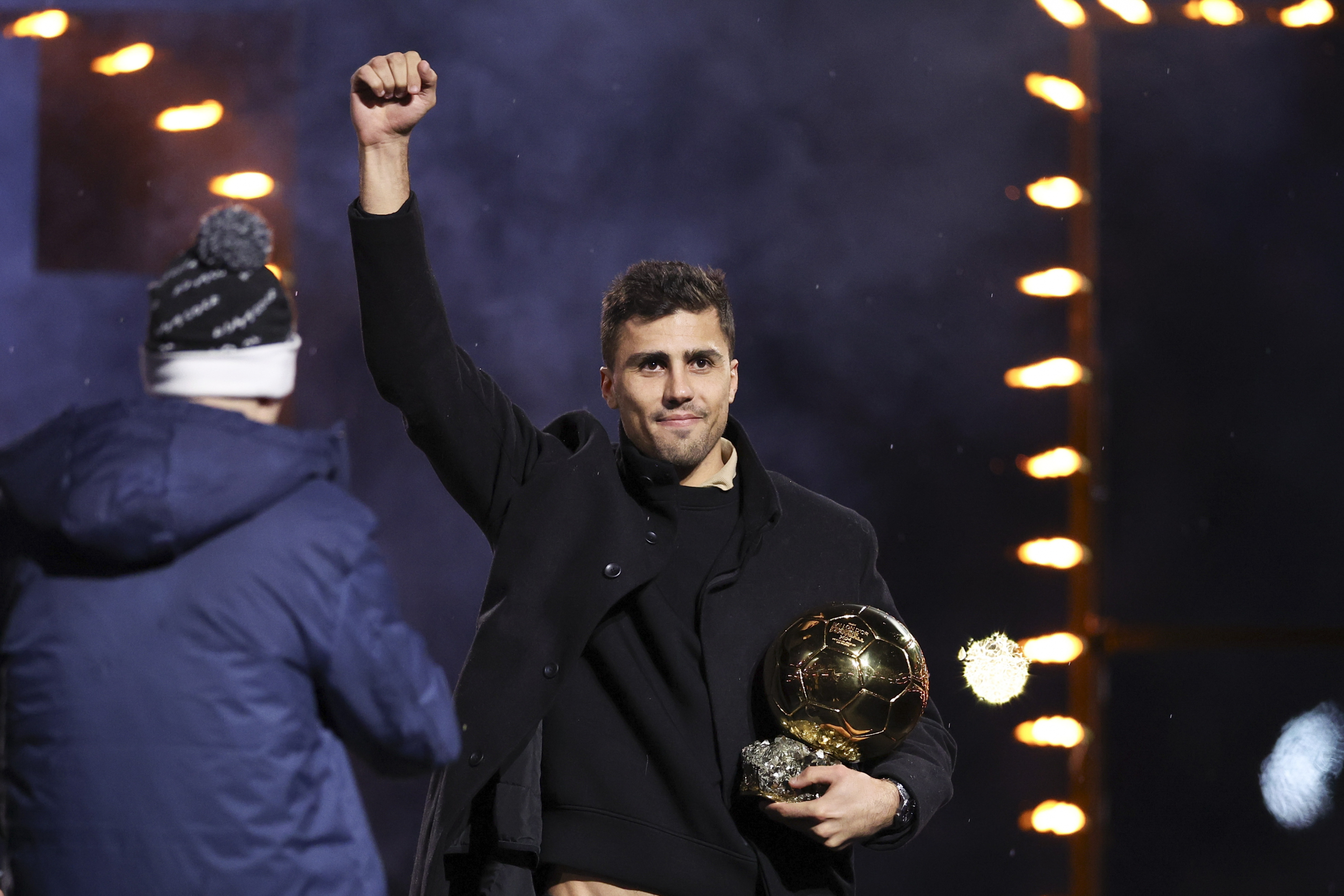 Rodri, presentando su Balón de Oro al Etihad Stadium