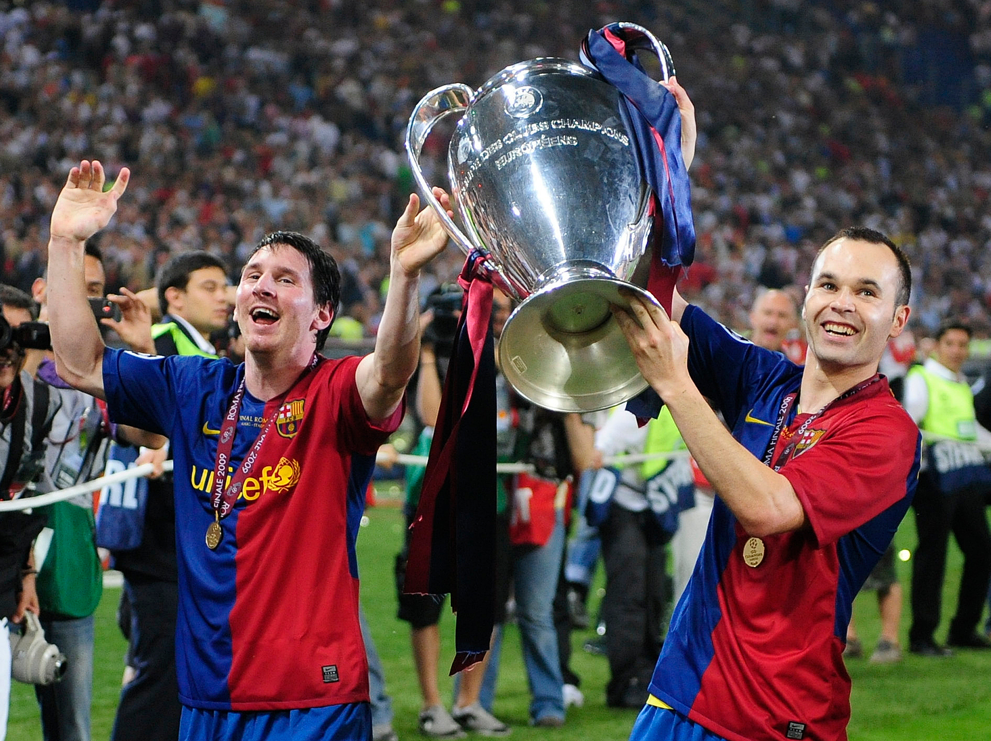 Messi, levantando junto a Iniesta la Champions de 2009