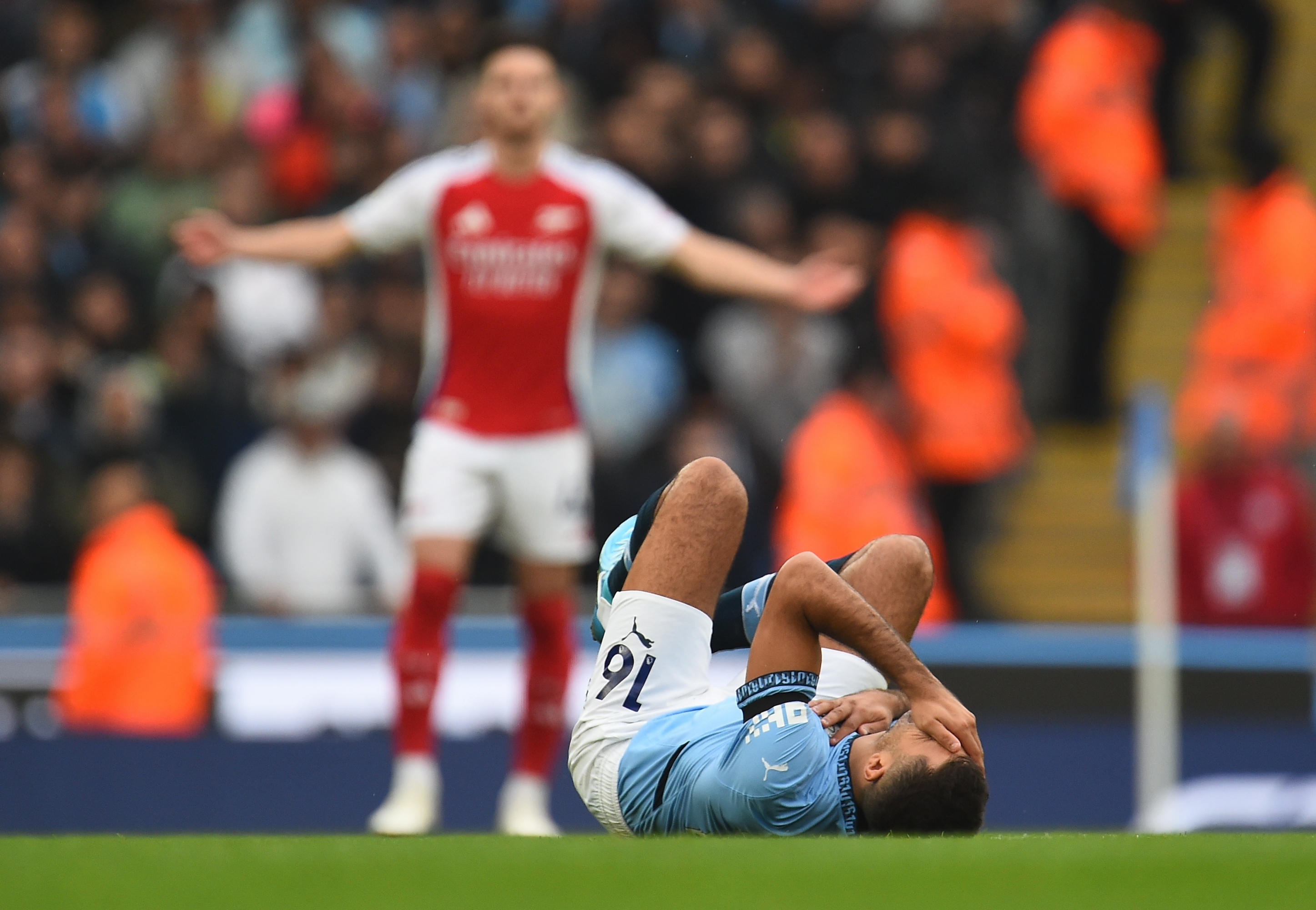 Rodri, tendido sobre el terreno de juego durante el partido contra el Arsenal