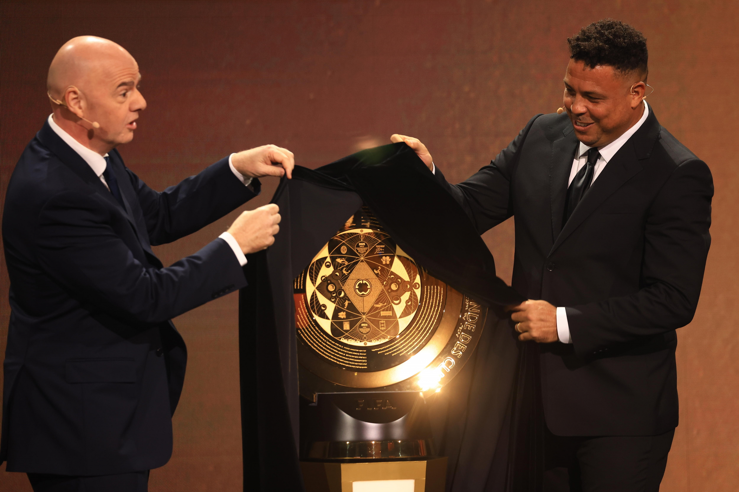 Infantino y Ronaldo, descubren el trofeo que se llevará el equipo que se lleve el Mundial.