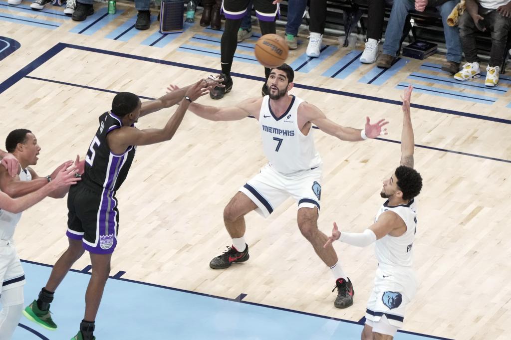 AME3646. MEMPHIS (ESTADOS UNIDOS), 05/12/2024.- Santi Aldama (c) de los Memphis Grizzlies disputa un balón con De'Aaron Fox de Sacramento Kings en la segunda mitad del juego entre Sacramento Kings y Memphis Grizzlies en el FedEx Forum en Memphis, Tennessee (EE.UU.). EFE/Karen Pulfer Focht
