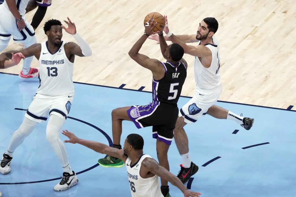 AME3646. MEMPHIS (ESTADOS UNIDOS), 05/12/2024.- Santi Aldama (d) de los Memphis Grizzlies disputa un balón con De'Aaron Fox de Sacramento Kings en la segunda mitad del juego entre Sacramento Kings y Memphis Grizzlies en el FedEx Forum en Memphis, Tennessee (EE.UU.). EFE/Karen Pulfer Focht