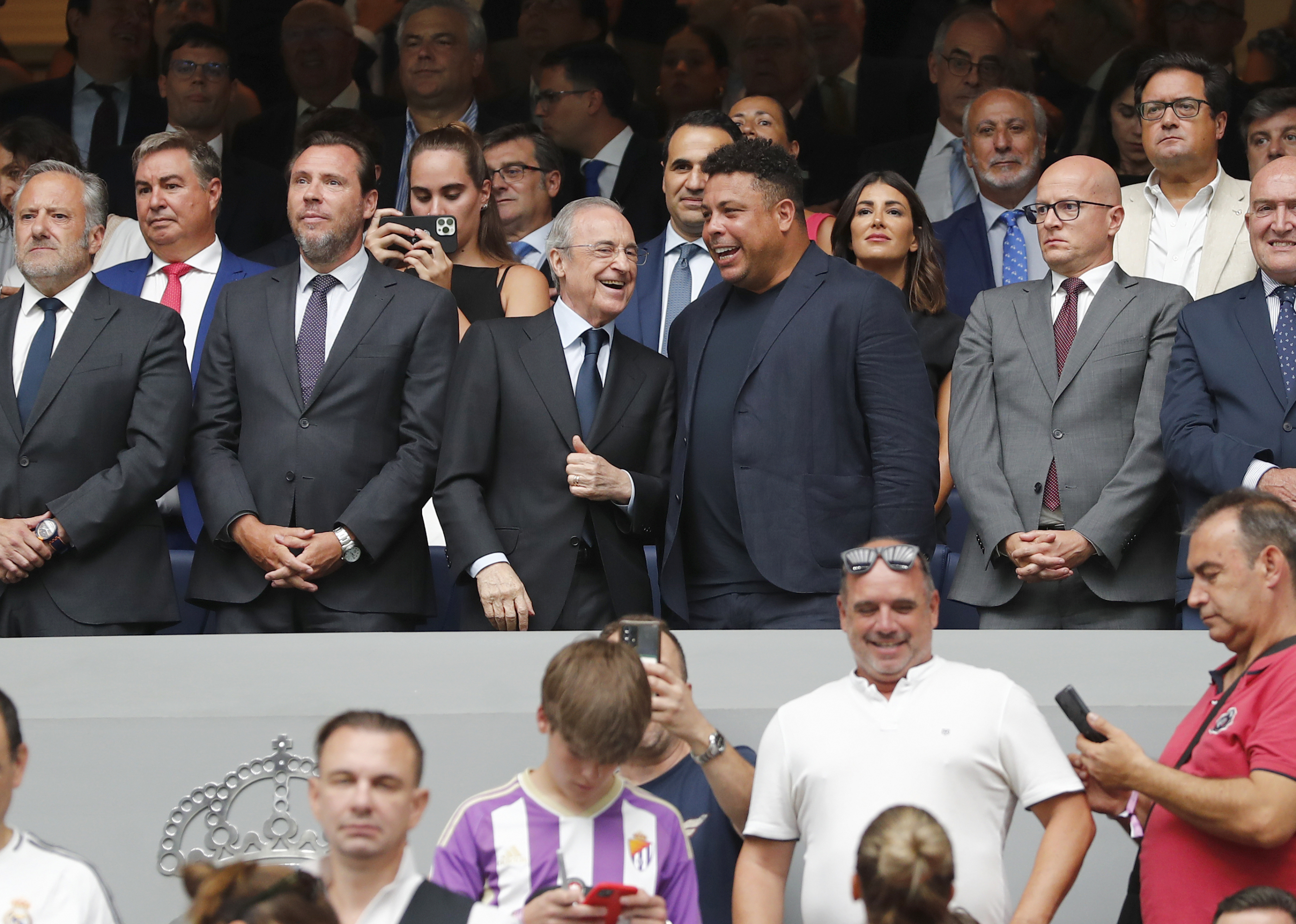 Palco del Bernabéu con Florentino Pérez y Ronaldo Nazario.