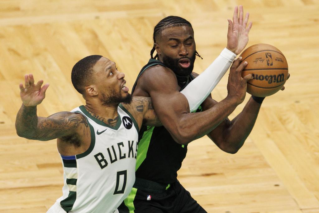 Damian Lillard intenta robar el balón a Jaylen Brown.