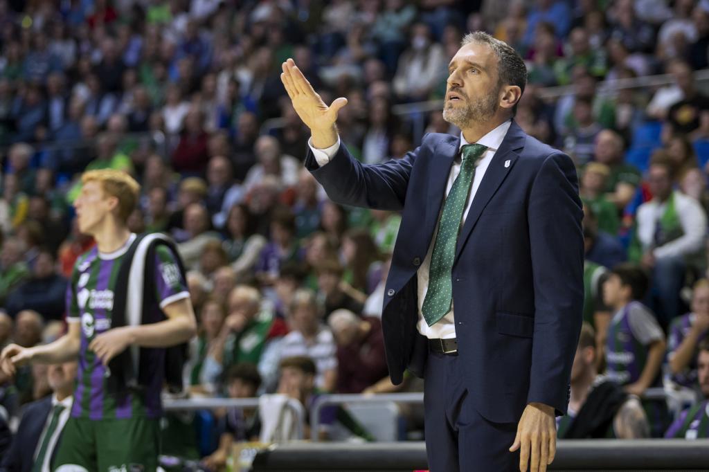 Ibon Navarro da instrucciones a sus jugadores durante un partido del Unicaja.