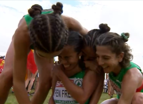 Las compañeras de Pen le dan un abrazo en meta