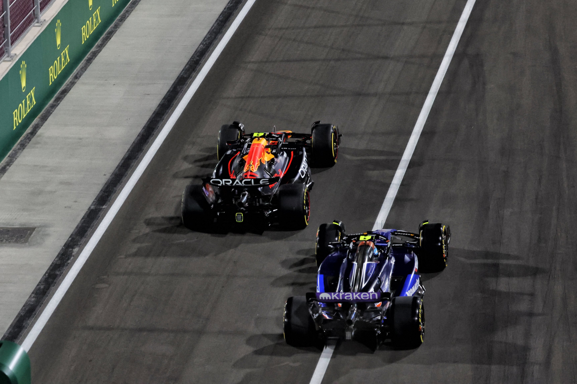 Franco Colapinto adelanta a Checo Pérez en el pit lane