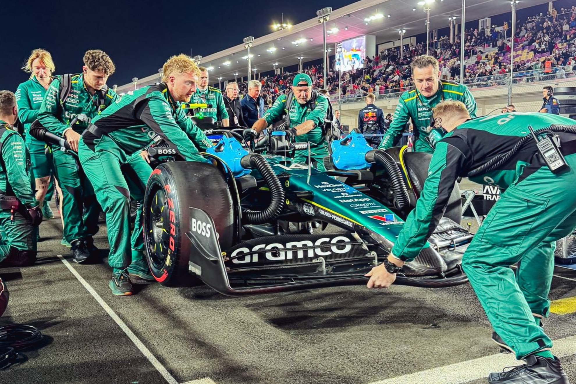 Los mecánicos de Aston Martin trabajando con el coche de Fernando Alonso