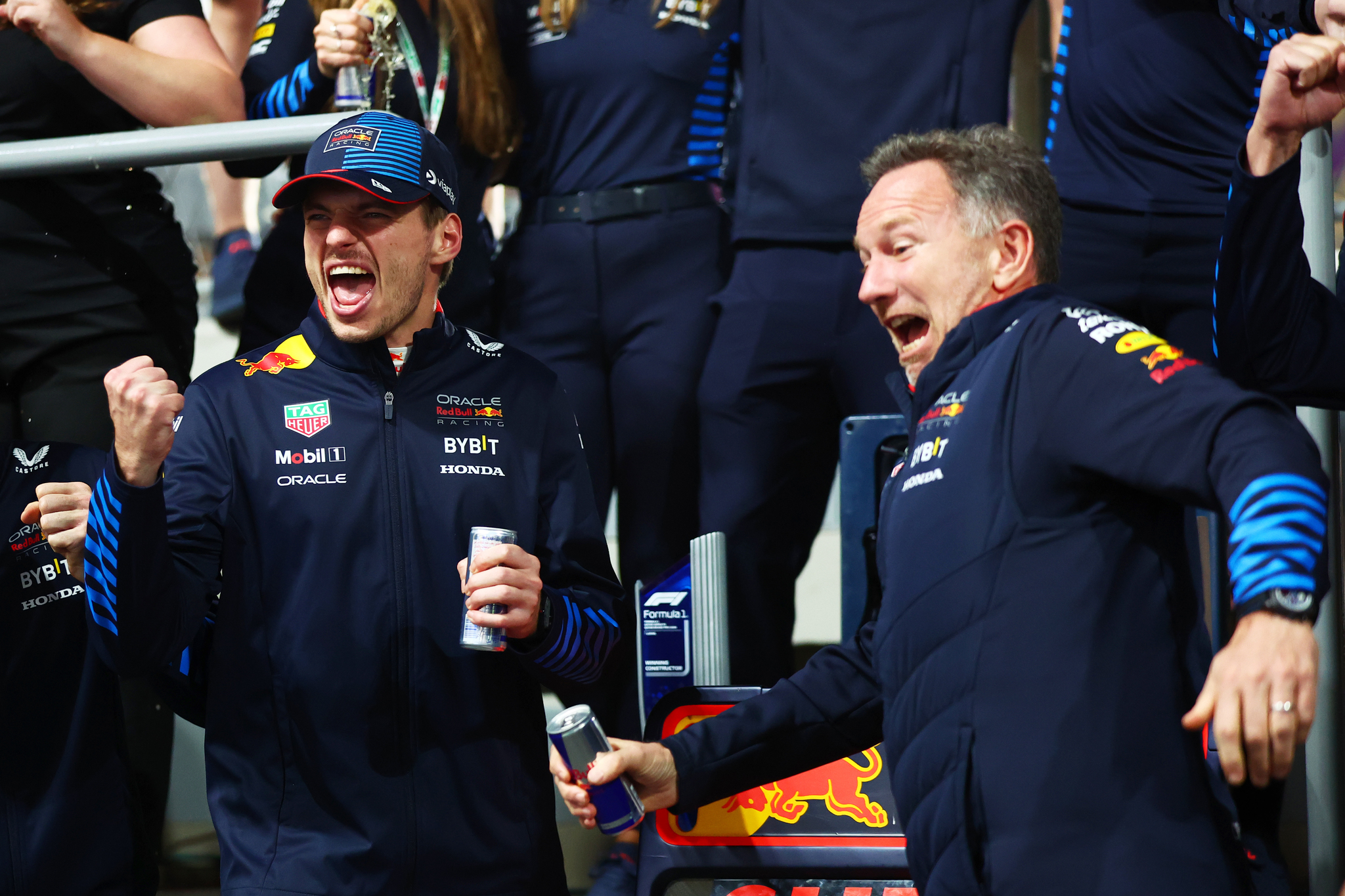 Max Verstappen celebrando junto a Christian Horner