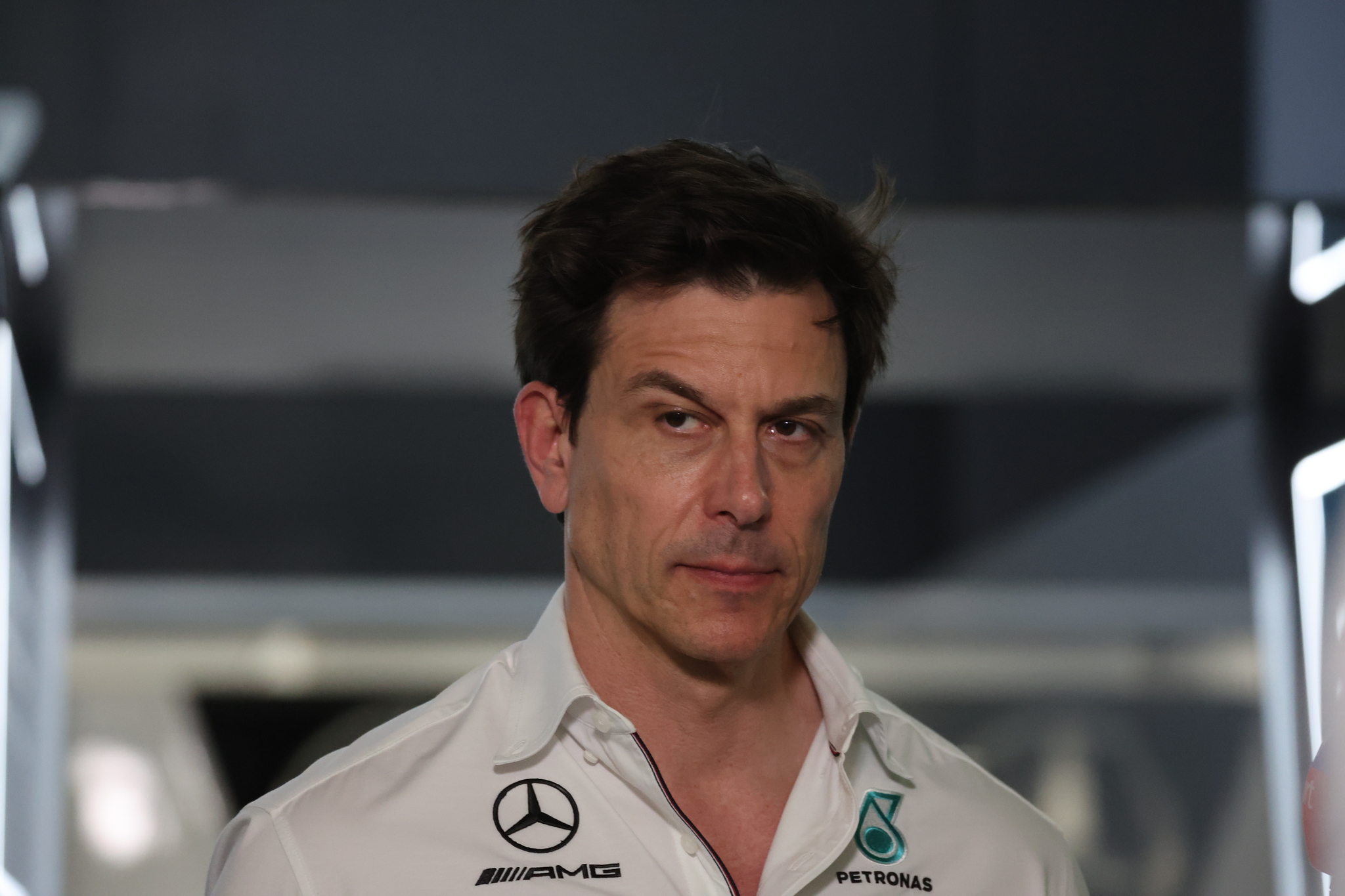 Toto Wolff, con rostro serio