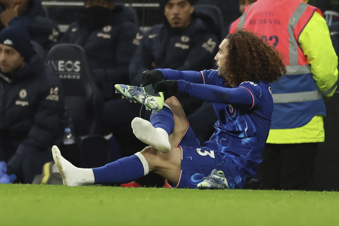 Marc Cucurella cambiándose las botas en el Tottenham 3-4 Chelsea