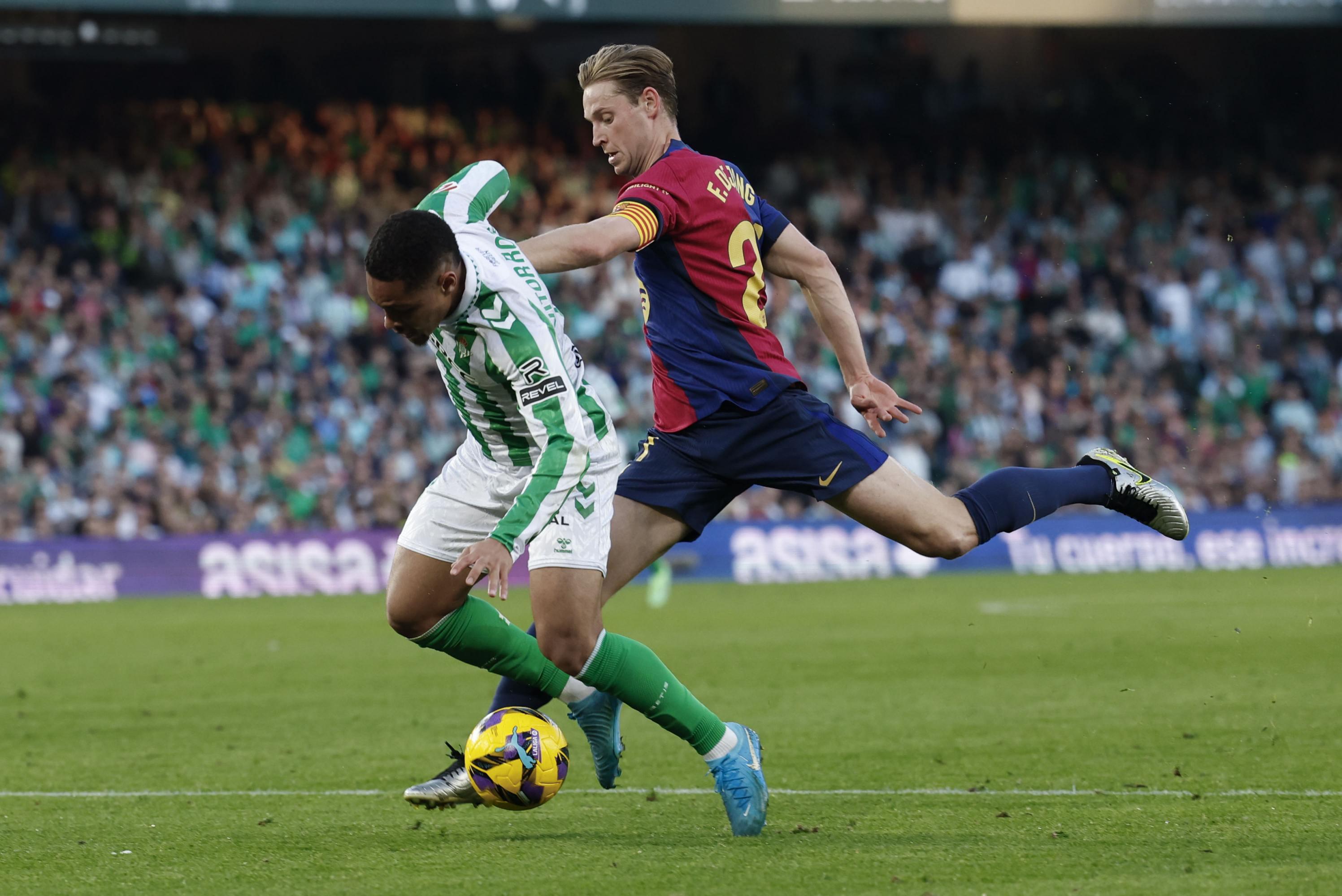 De Jong comete penalti sobre Vitor Roque el pasado sábado.