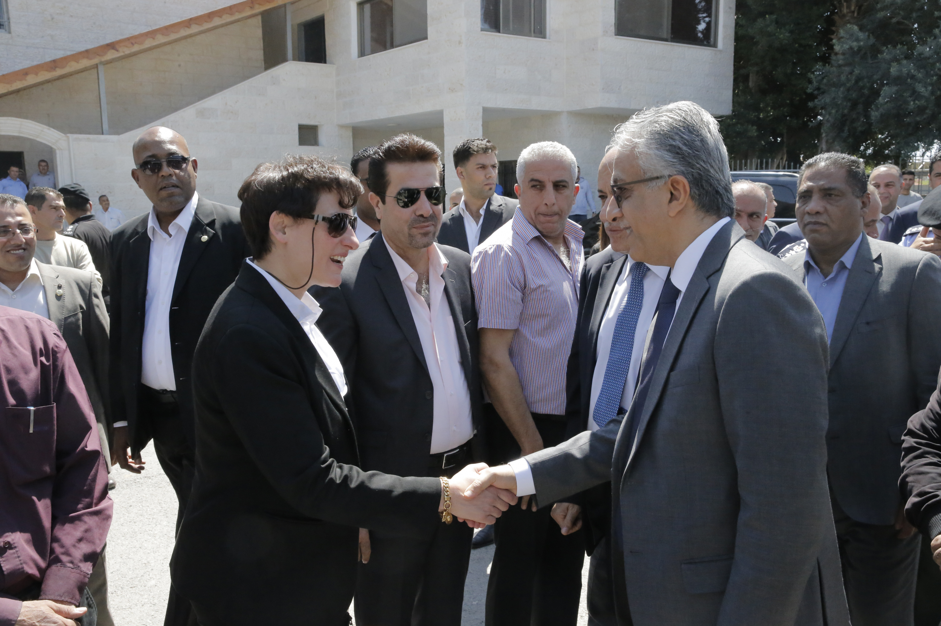 Susan Shalabi, con Shaikh Salman, de la FIFA.