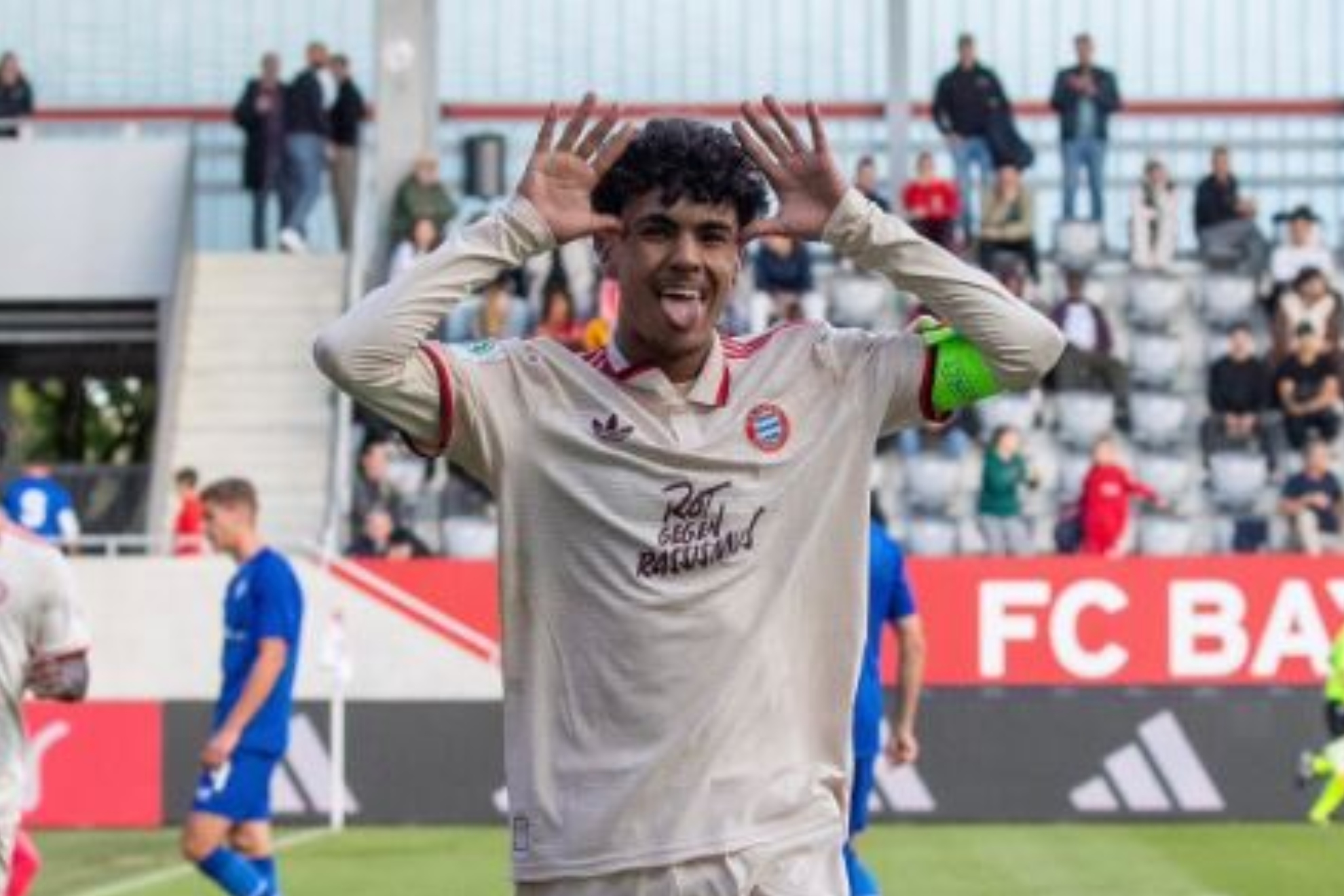 Adam Aznou celebra un gol con las inferiores del Bayern.